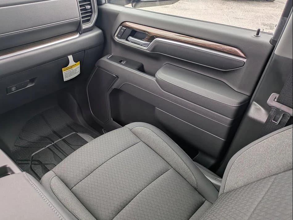 Chevrolet Silverado 2500HD LT 4WD Crew Cab 159" 2026 — side view
