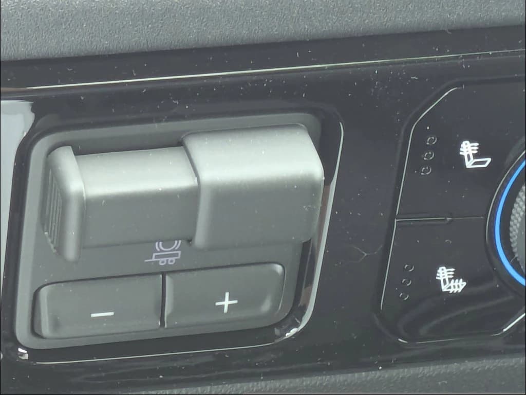 Chevrolet Silverado 2500HD LT 4WD Crew Cab 159" 2026 — side view