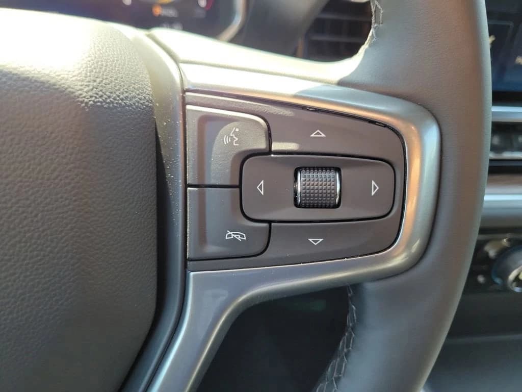 Chevrolet Silverado 2500HD LT 4WD Crew Cab 159" 2026 — side view