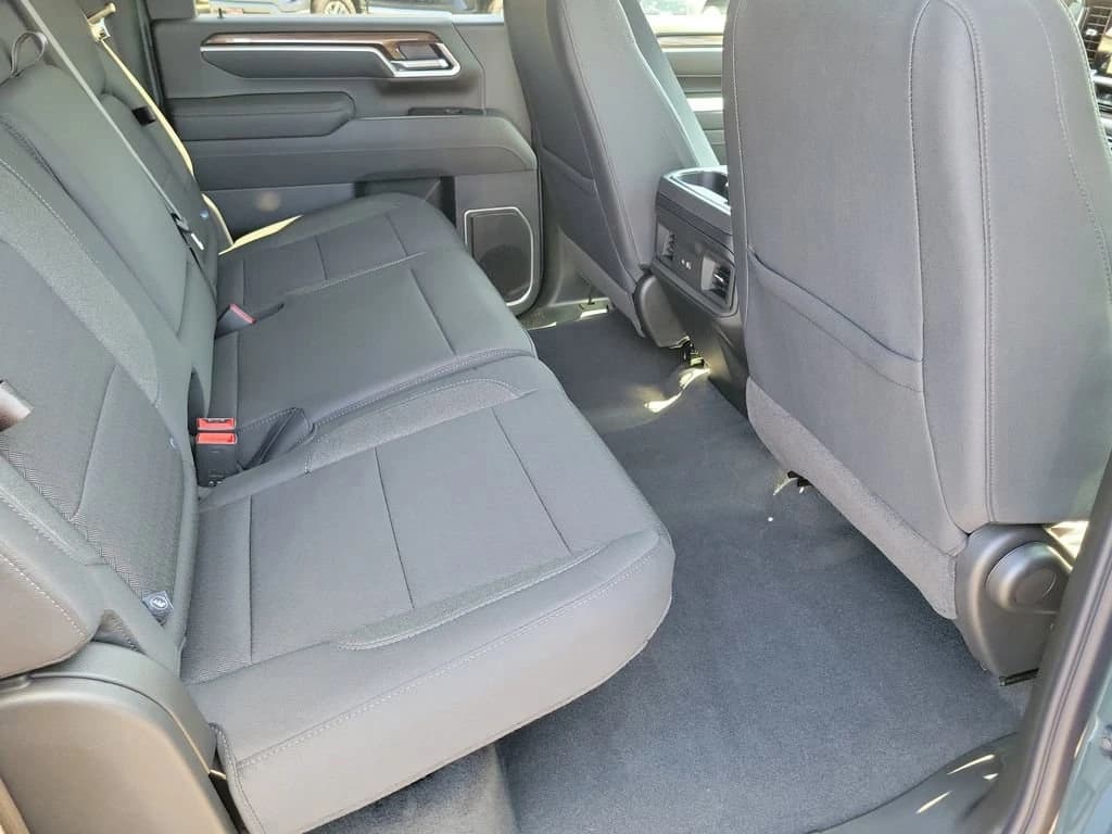 Chevrolet Silverado 2500HD LT 4WD Crew Cab 159" 2026 — side view