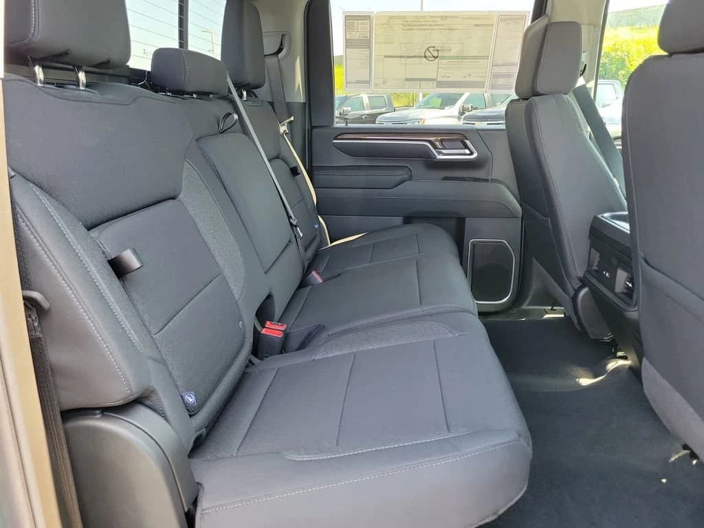 Chevrolet Silverado 2500HD LT 4WD Crew Cab 159" 2026 — side view