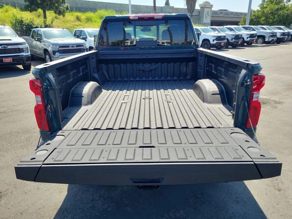 Chevrolet Silverado 2500HD LT 4WD Crew Cab 159" 2026 — side view