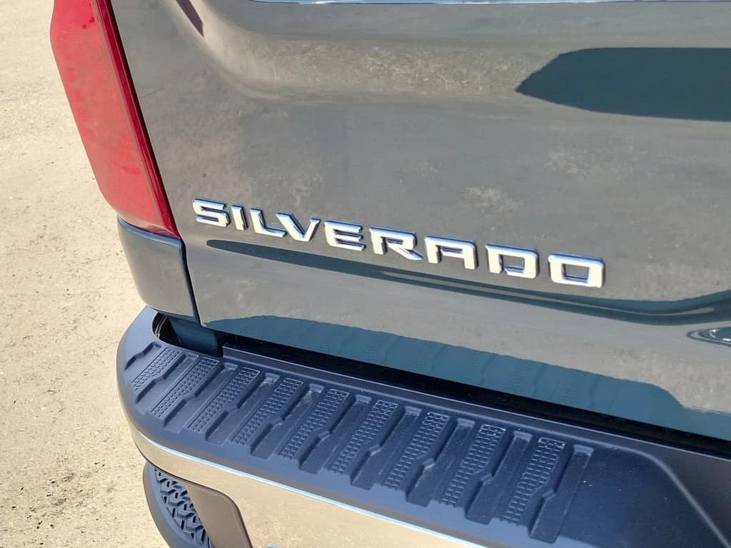 Chevrolet Silverado 2500HD LT 4WD Crew Cab 159" 2026 — side view