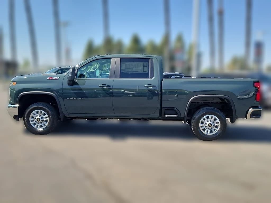 Chevrolet Silverado 2500HD LT 4WD Crew Cab 159" 2026 — side view