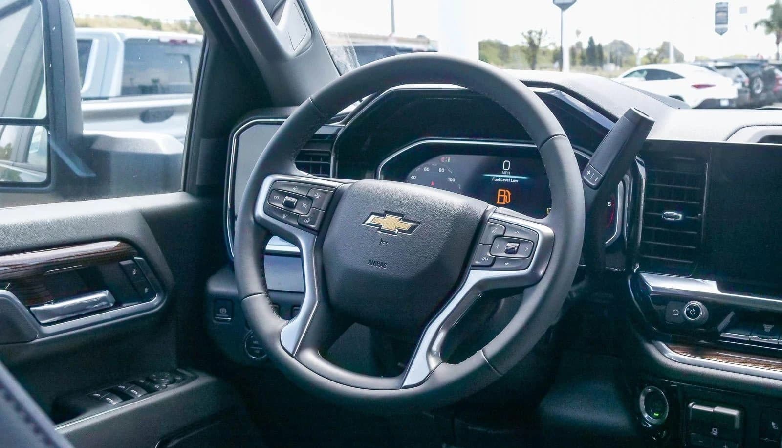 Chevrolet Silverado 2500HD LT 4WD Crew Cab 159" 2026 — side view
