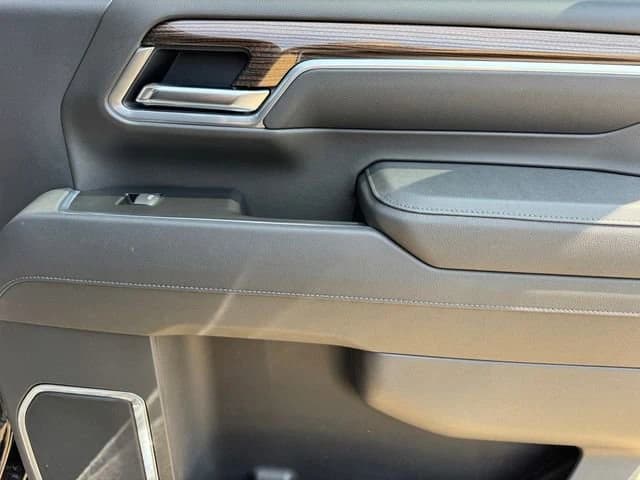 Chevrolet Silverado 2500HD LT 4WD Crew Cab 159" 2026 — side view