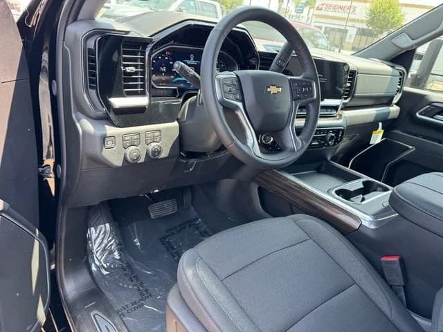 Chevrolet Silverado 2500HD LT 4WD Crew Cab 159" 2026 — side view