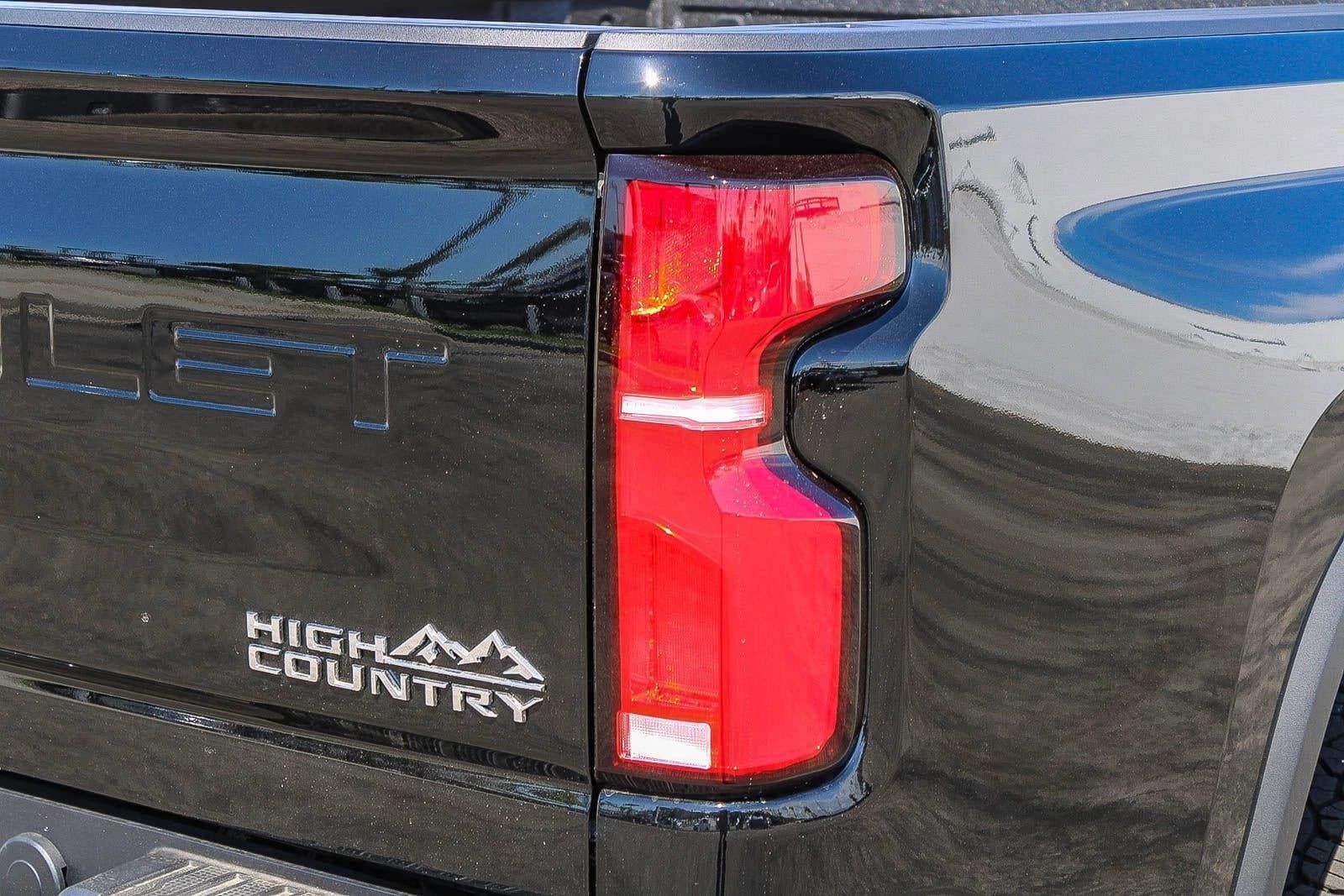Chevrolet Silverado 2500HD High Country 4WD Crew Cab 159" 2026 — side view