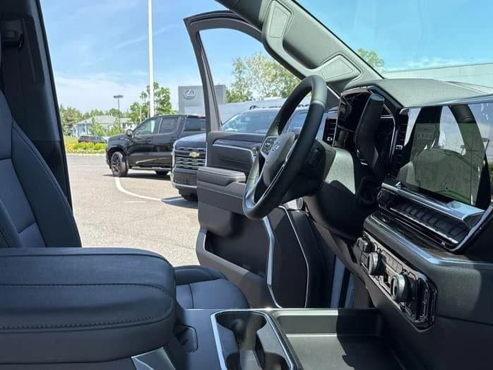 Chevrolet Silverado 3500HD LT 4WD Crew Cab 159" 2026 — side view