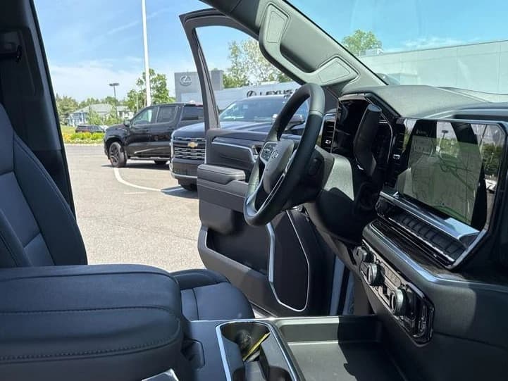 Chevrolet Silverado 3500HD LT 4WD Crew Cab 159" 2026 — side view