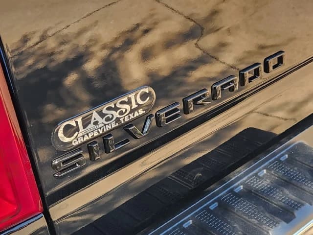 Chevrolet Silverado 3500HD LT 4WD Crew Cab 172" 2026 — side view