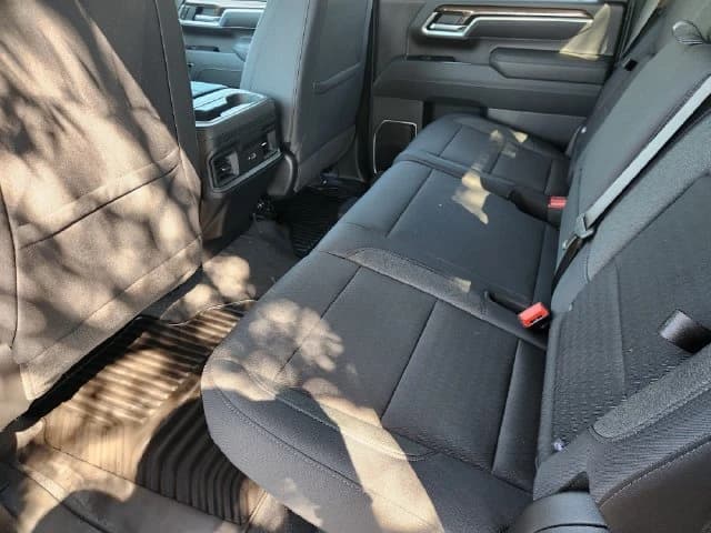 Chevrolet Silverado 3500HD LT 4WD Crew Cab 172" 2026 — side view