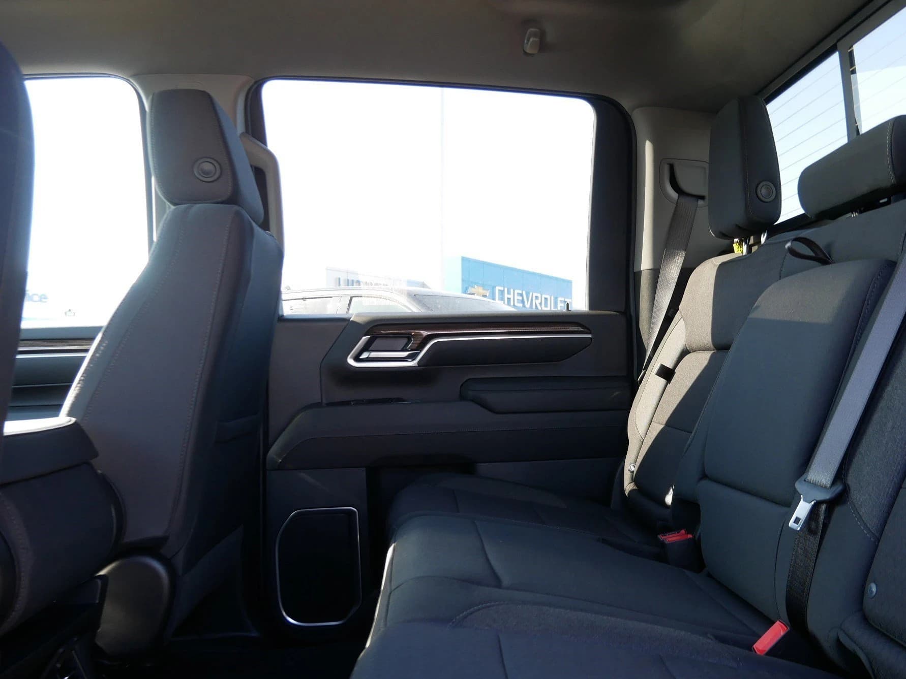 Chevrolet Silverado 3500HD LT 4WD Crew Cab 159" 2026 — side view