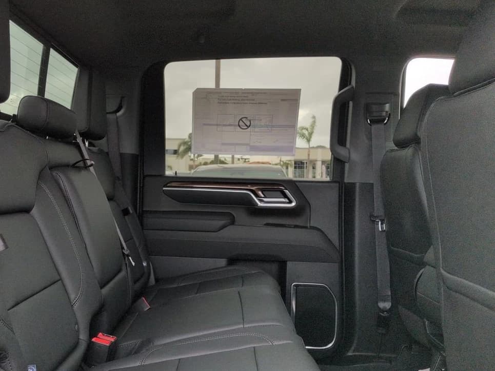 Chevrolet Silverado 3500HD LT 4WD Crew Cab 159" 2026 — side view