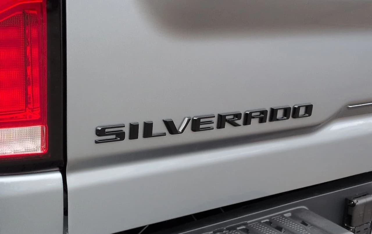 Chevrolet Silverado 3500HD LT 4WD Crew Cab 159" 2026 — side view
