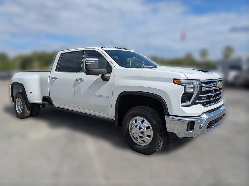 Chevrolet Silverado 3500HD LTZ 4WD Crew Cab 172" 2026 — side view