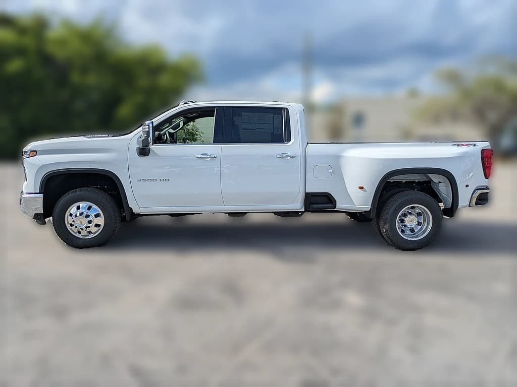 Chevrolet Silverado 3500HD LTZ 4WD Crew Cab 172" 2026 — side view
