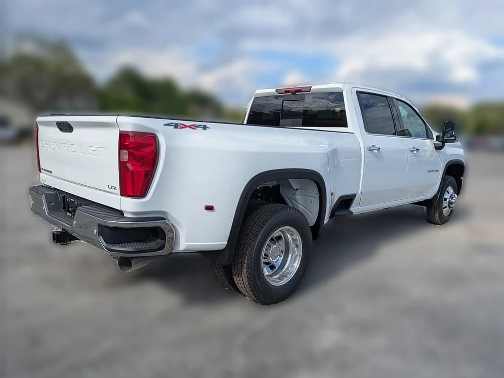 Chevrolet Silverado 3500HD LTZ 4WD Crew Cab 172" 2026 — side view