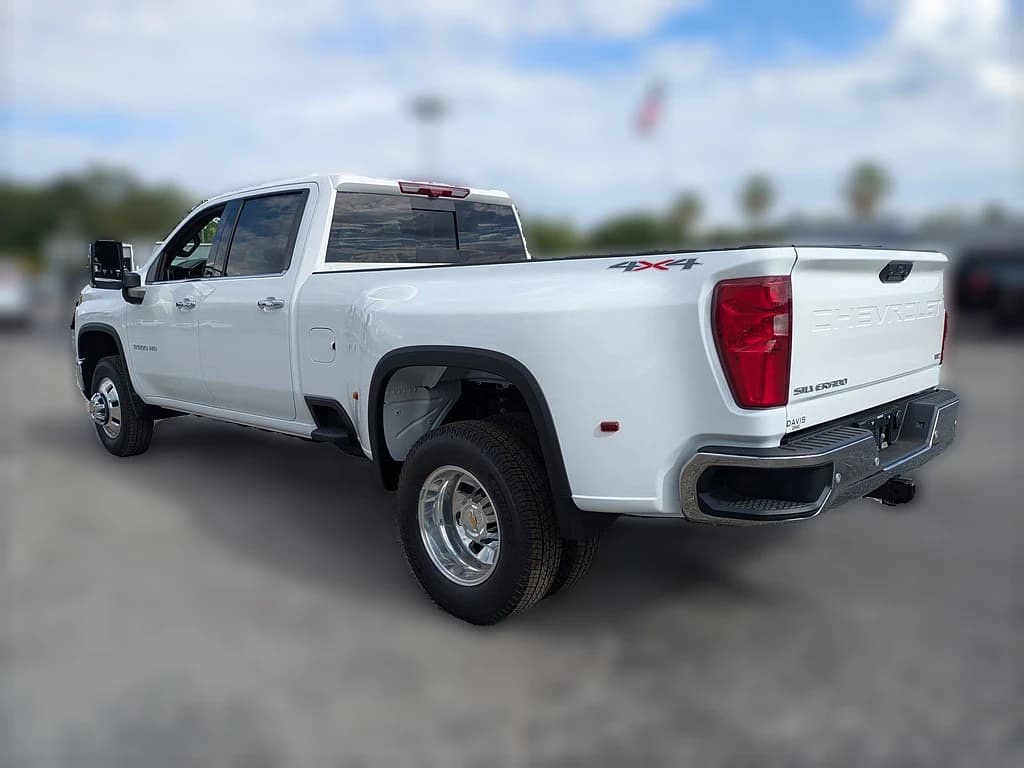 Chevrolet Silverado 3500HD LTZ 4WD Crew Cab 172" 2026 — side view