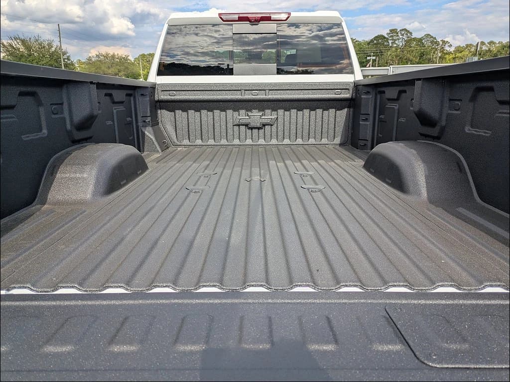 Chevrolet Silverado 3500HD LTZ 4WD Crew Cab 172" 2026 — side view