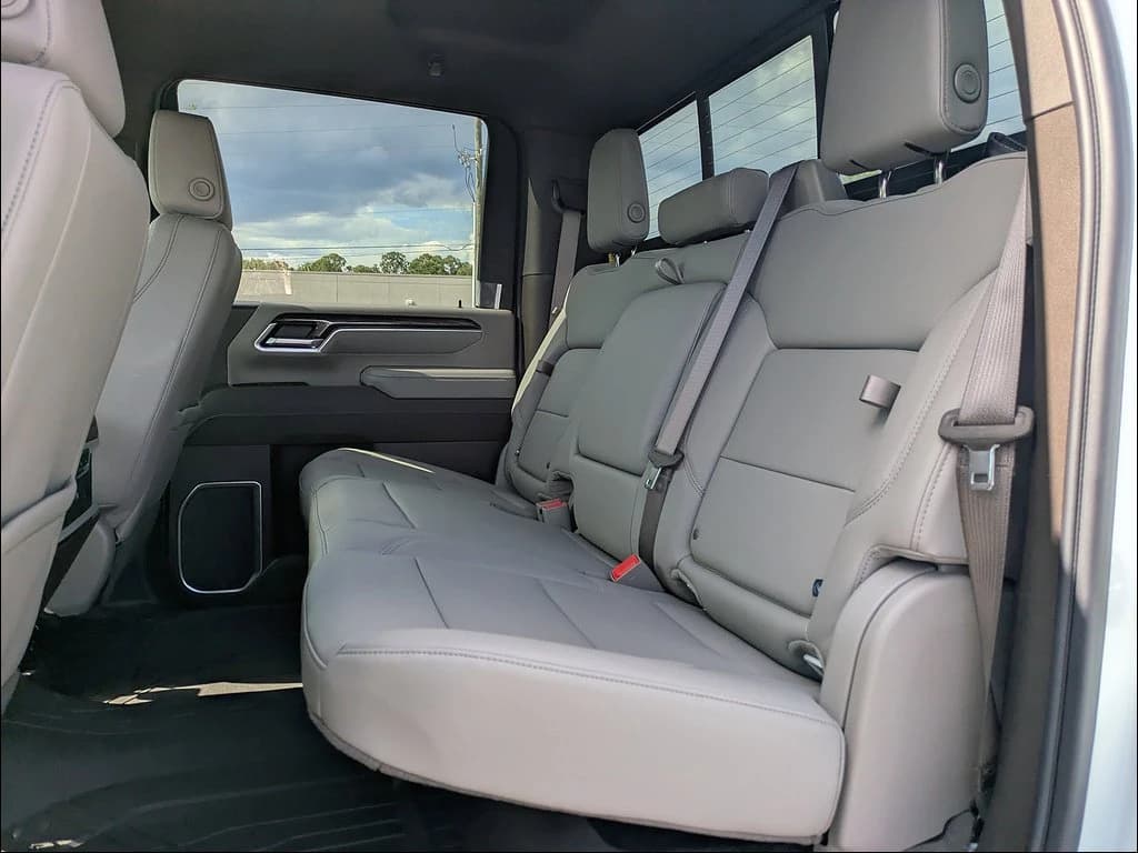 Chevrolet Silverado 3500HD LTZ 4WD Crew Cab 172" 2026 — side view