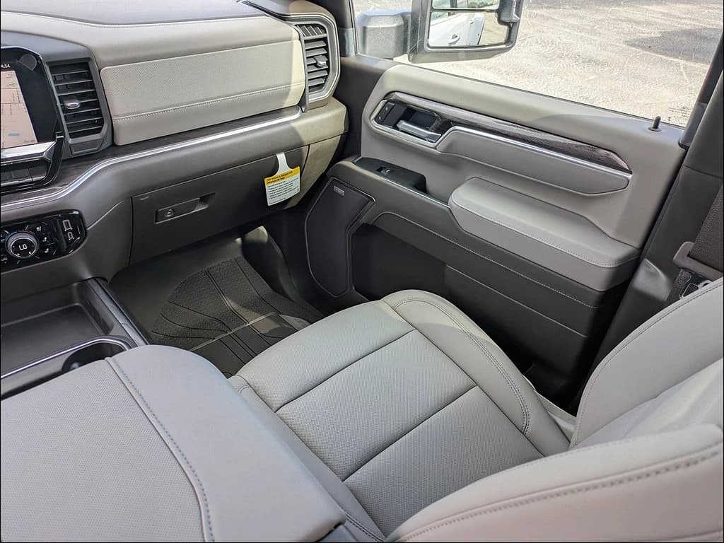 Chevrolet Silverado 3500HD LTZ 4WD Crew Cab 172" 2026 — side view