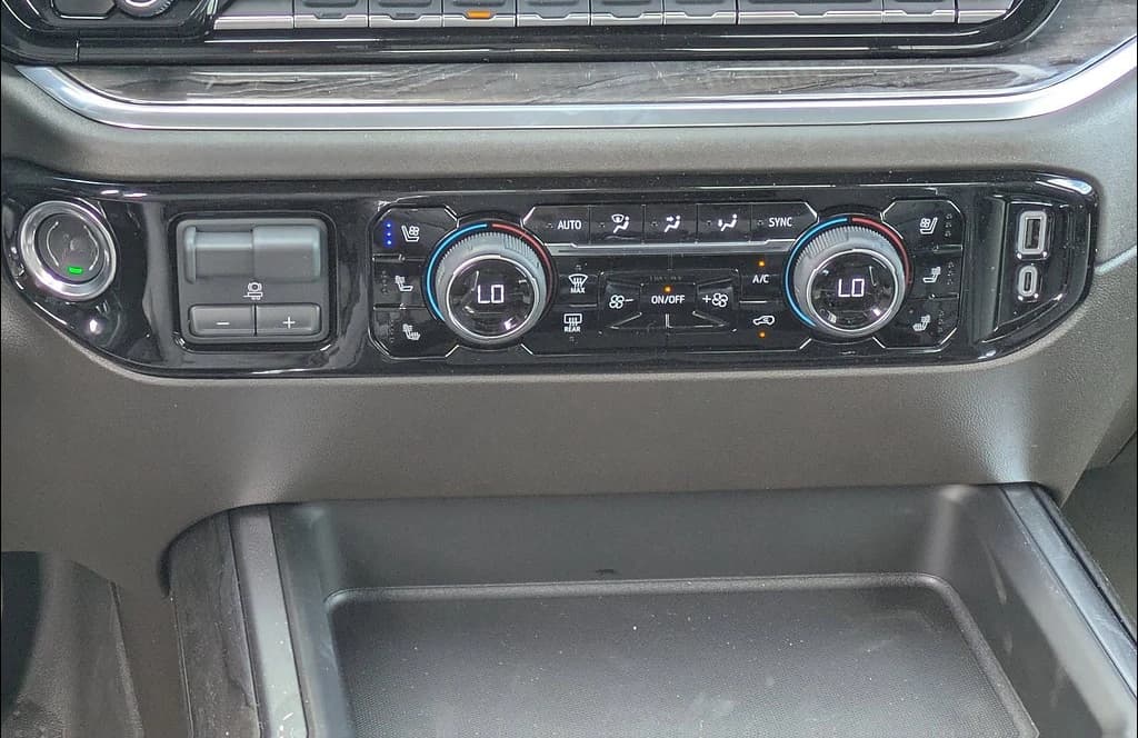 Chevrolet Silverado 3500HD LTZ 4WD Crew Cab 172" 2026 — side view