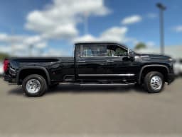 Chevrolet Silverado 3500HD High Country 4WD Crew Cab 172" 2026 — side view