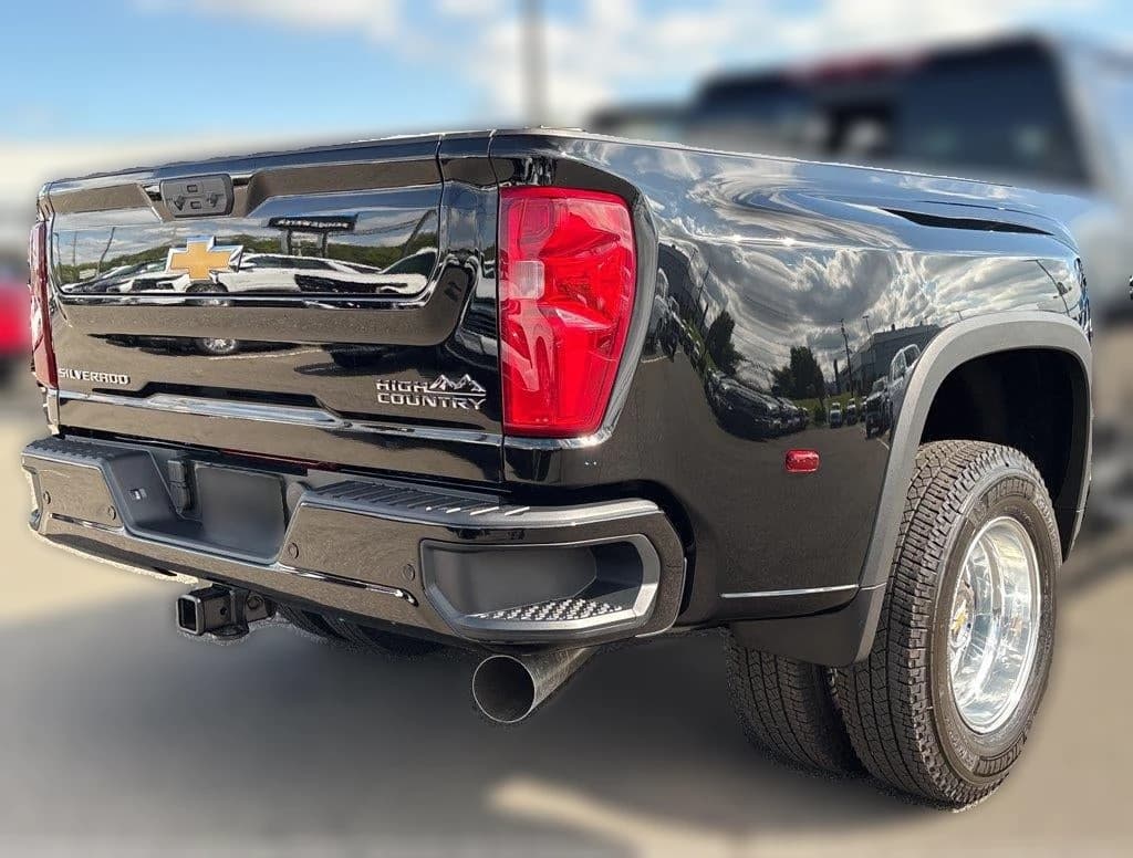Chevrolet Silverado 3500HD High Country 4WD Crew Cab 172" 2026 — side view