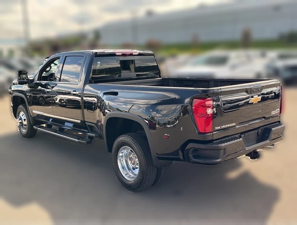 Chevrolet Silverado 3500HD High Country 4WD Crew Cab 172" 2026 — side view