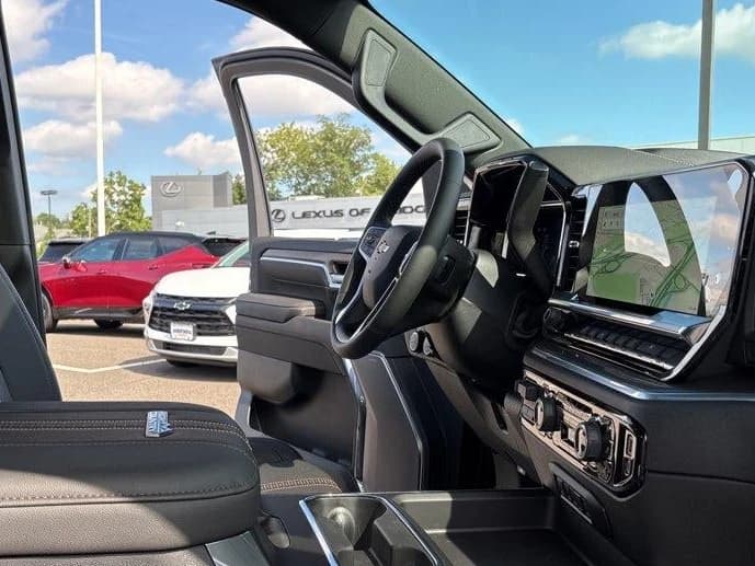 Chevrolet Silverado 3500HD High Country 4WD Crew Cab 172" 2026 — side view