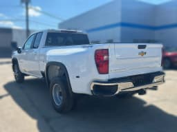 Chevrolet Silverado 3500HD LT 4WD Double Cab 162" 2026 — side view
