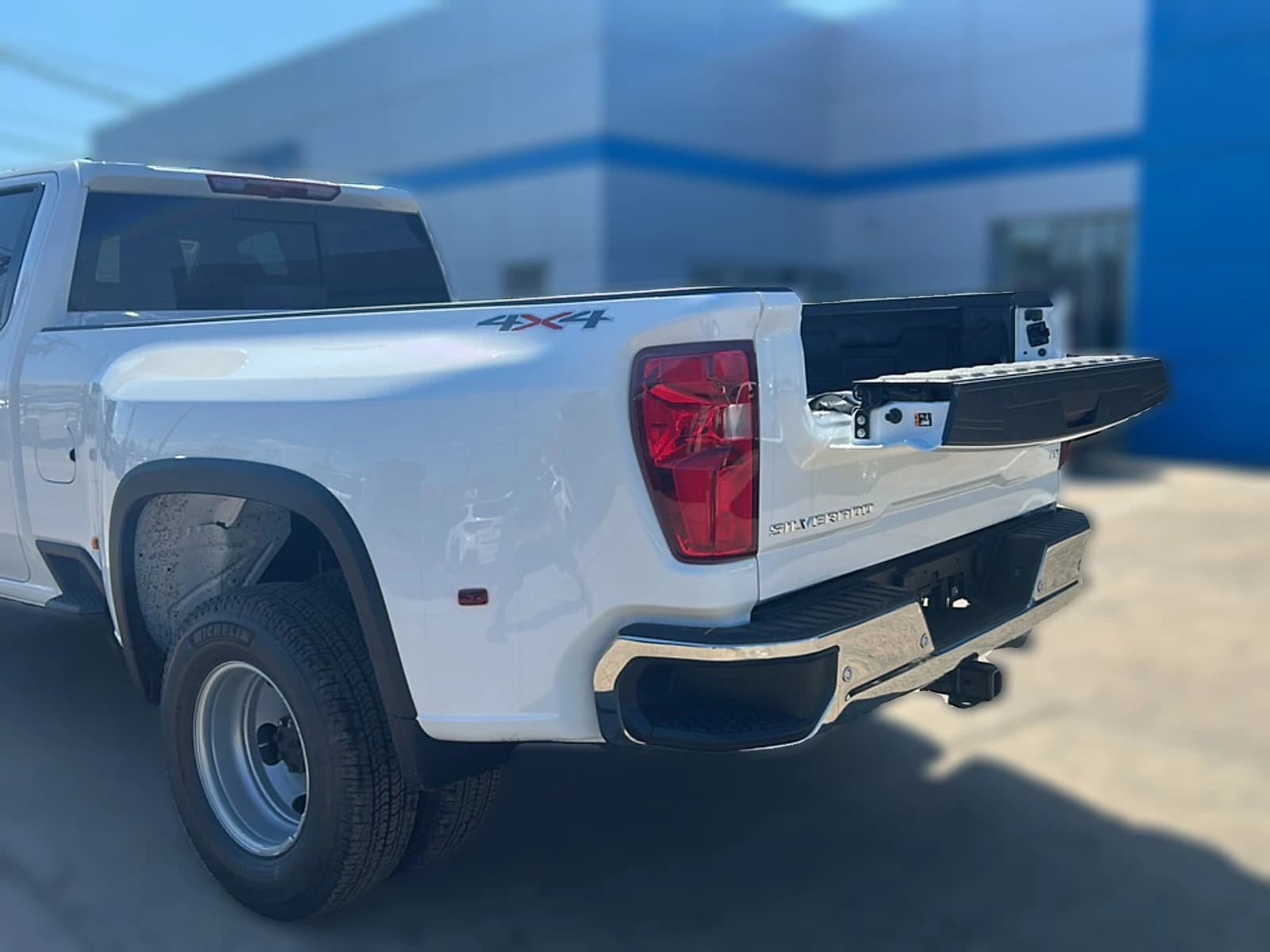 Chevrolet Silverado 3500HD LT 4WD Double Cab 162" 2026 — side view