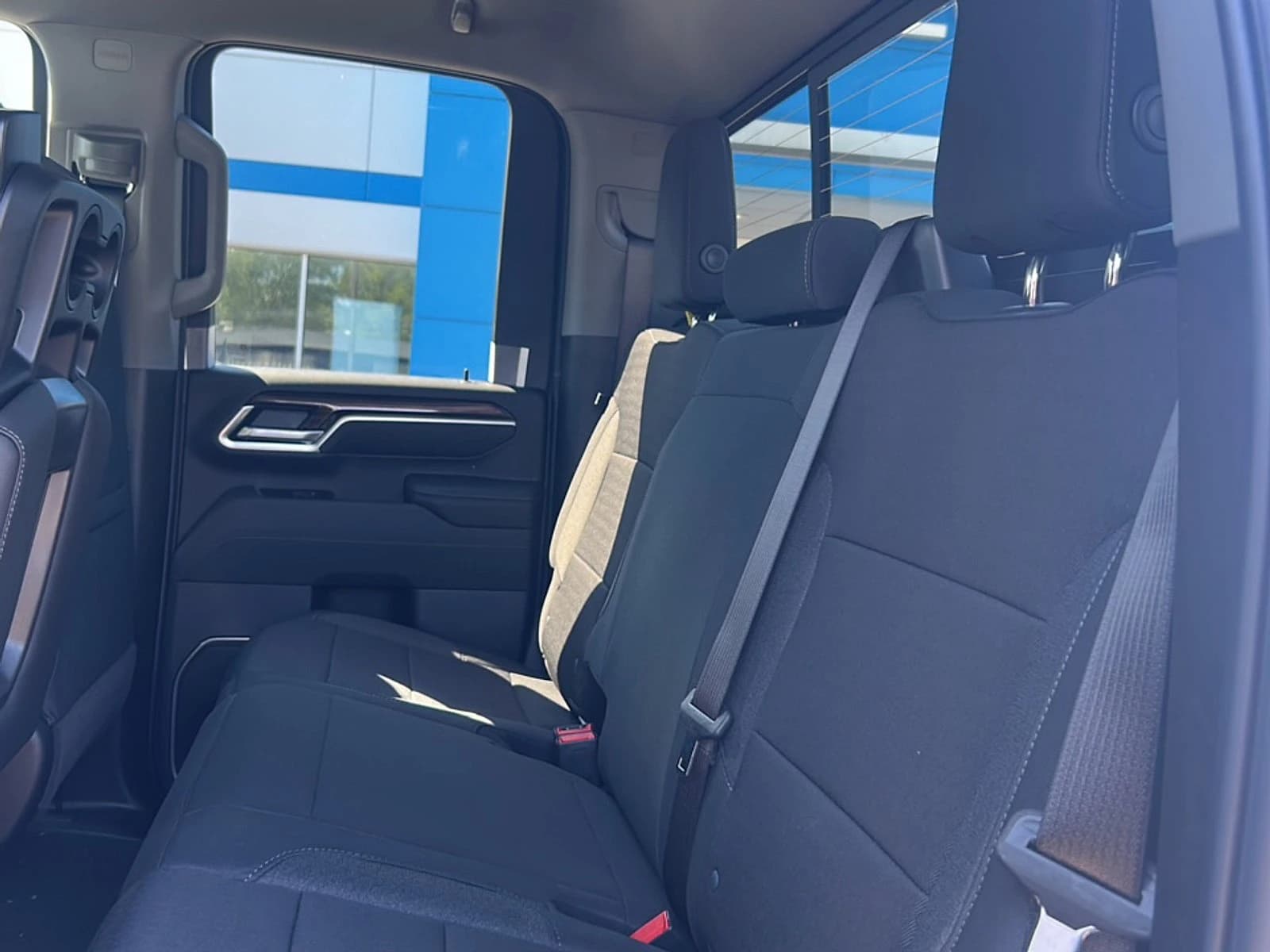 Chevrolet Silverado 3500HD LT 4WD Double Cab 162" 2026 — side view