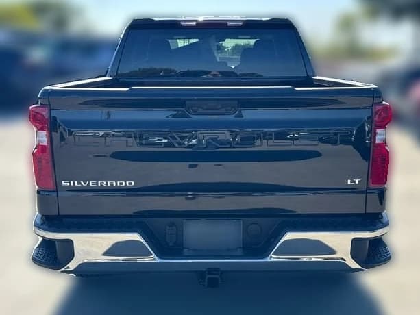 Chevrolet Silverado 1500 LT 2WD Crew Cab 147" 2026 — side view