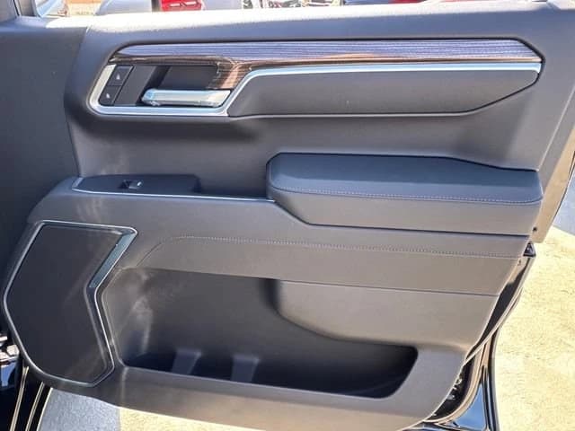 Chevrolet Silverado 1500 LT 2WD Crew Cab 147" 2026 — side view