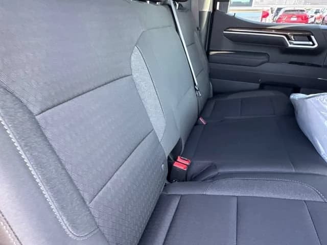 Chevrolet Silverado 1500 LT 2WD Crew Cab 147" 2026 — side view