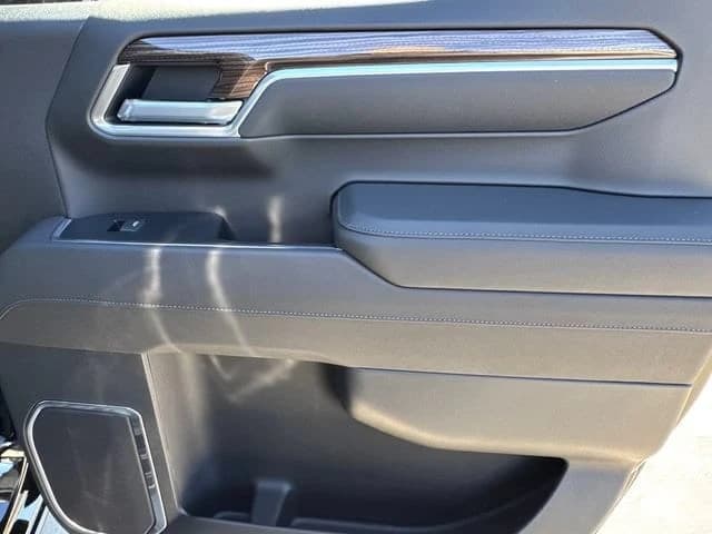 Chevrolet Silverado 1500 LT 2WD Crew Cab 147" 2026 — side view
