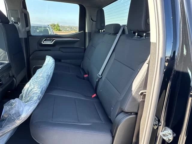 Chevrolet Silverado 1500 LT 2WD Crew Cab 147" 2026 — side view