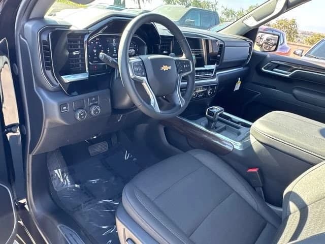Chevrolet Silverado 1500 LT 2WD Crew Cab 147" 2026 — side view