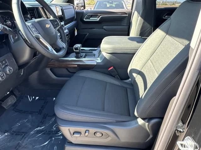 Chevrolet Silverado 1500 LT 2WD Crew Cab 147" 2026 — side view