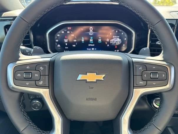 Chevrolet Silverado 1500 LT 2WD Crew Cab 147" 2026 — side view
