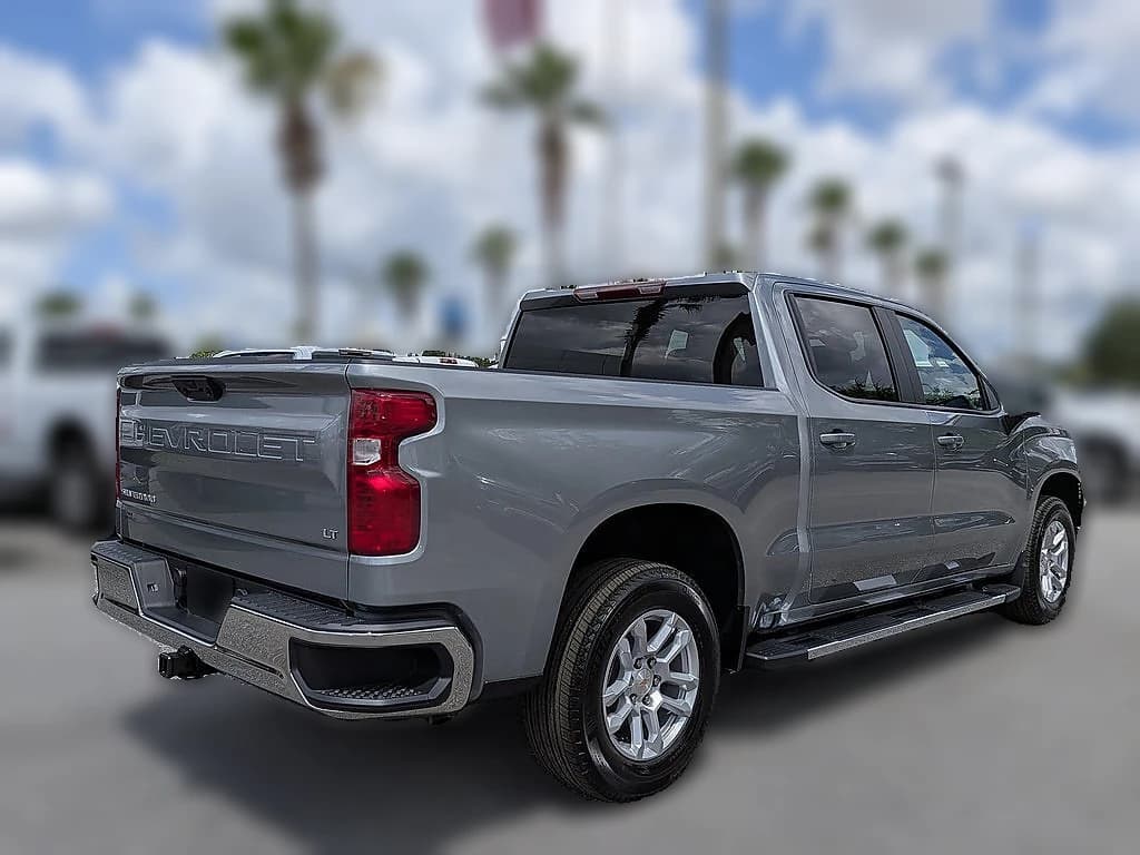 Chevrolet Silverado 1500 LT 2WD Crew Cab 147" 2026 — side view