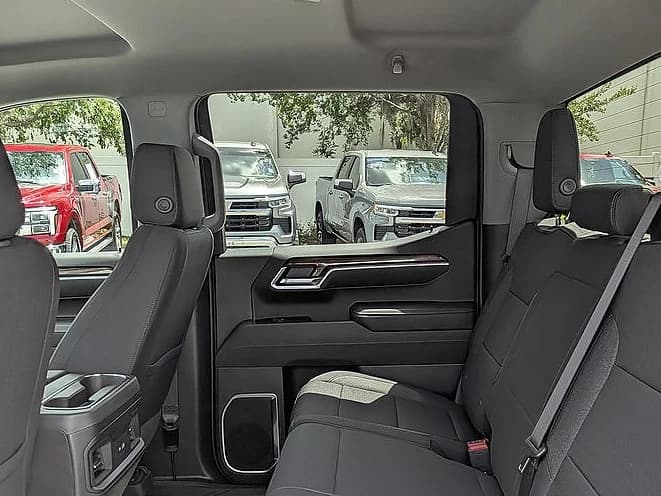 Chevrolet Silverado 1500 LT 2WD Crew Cab 147" 2026 — side view