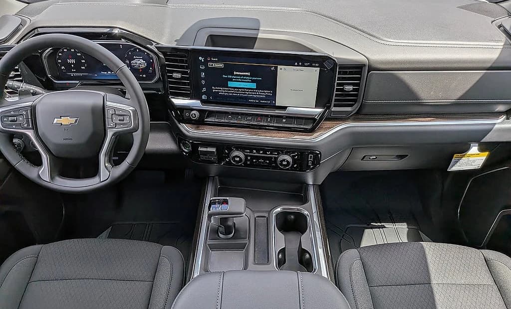 Chevrolet Silverado 1500 LT 2WD Crew Cab 147" 2026 — side view