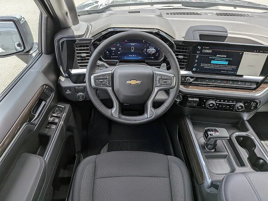 Chevrolet Silverado 1500 LT 2WD Crew Cab 147" 2026 — side view