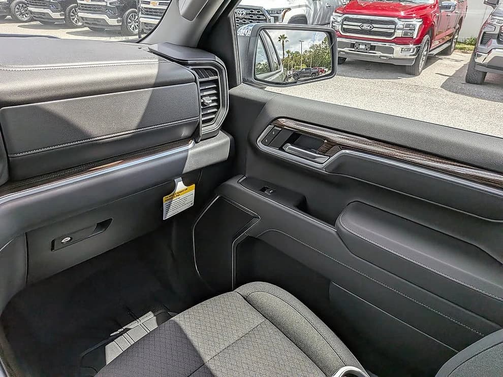 Chevrolet Silverado 1500 LT 2WD Crew Cab 147" 2026 — side view