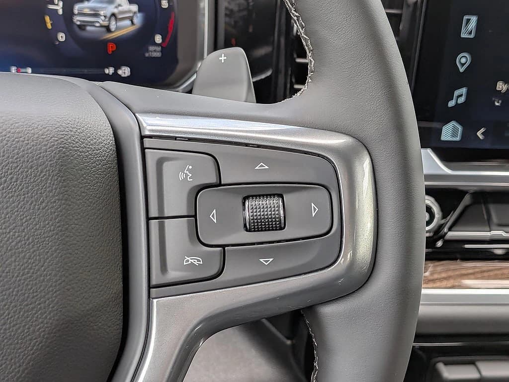 Chevrolet Silverado 1500 LT 2WD Crew Cab 147" 2026 — side view