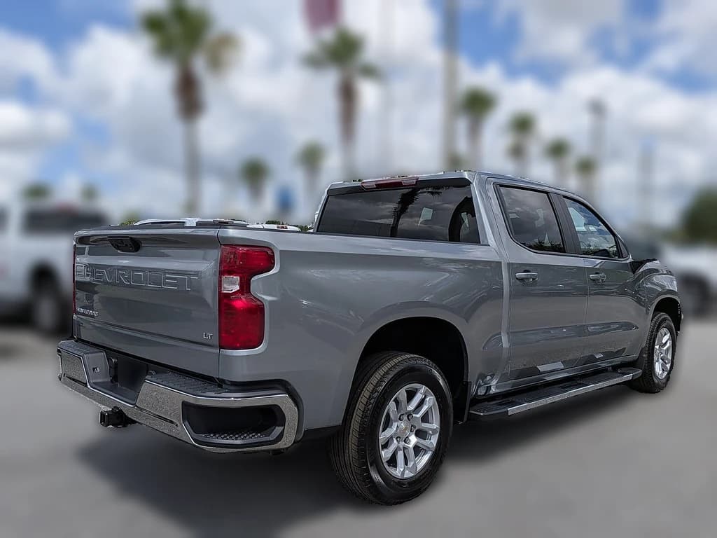 Chevrolet Silverado 1500 LT 2WD Crew Cab 147" 2026 — side view