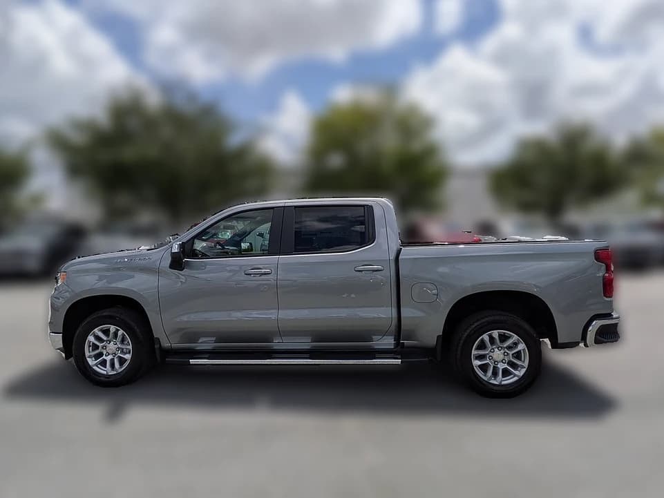 Chevrolet Silverado 1500 LT 2WD Crew Cab 147" 2026 — side view